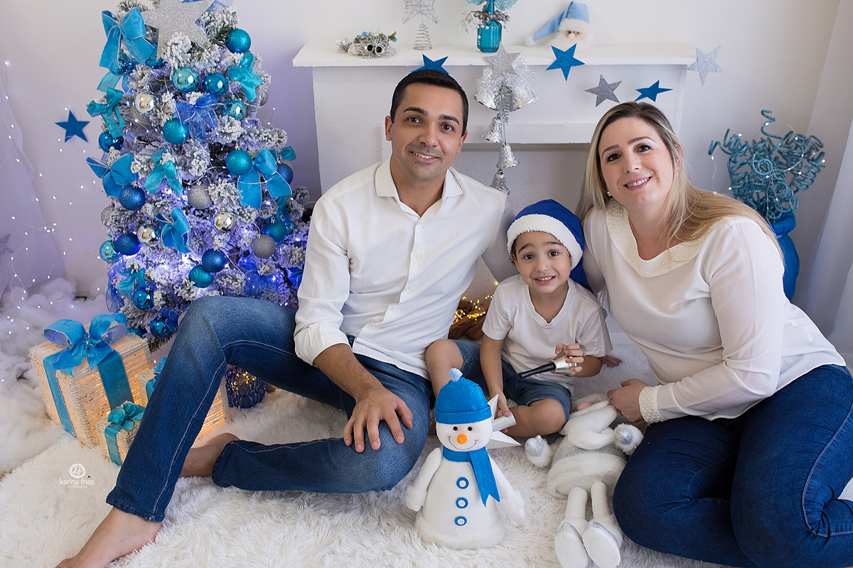 os pais posam para as fotos de natal