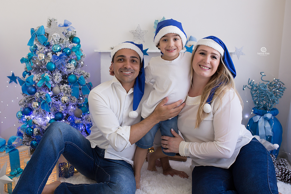 os modelos sorriem para a a fotografa de familia de caxias do sul, karina frias
