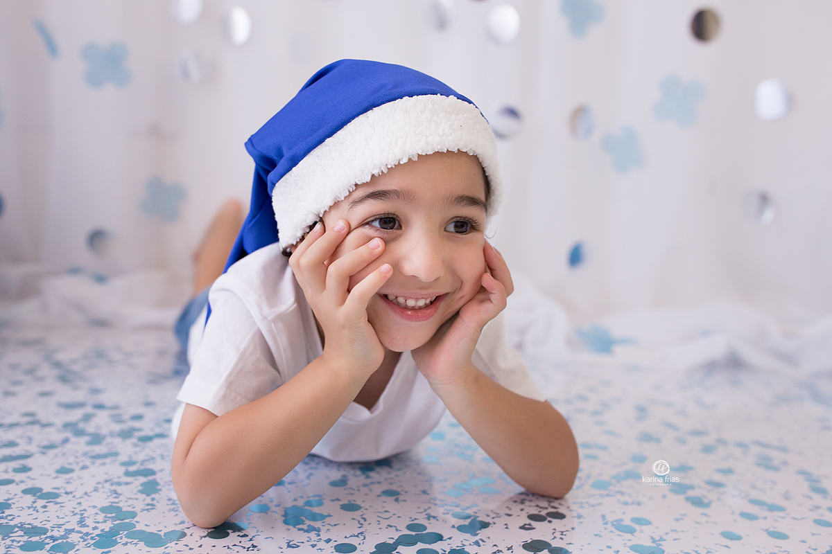 o menino sorri no ensaio infantil
