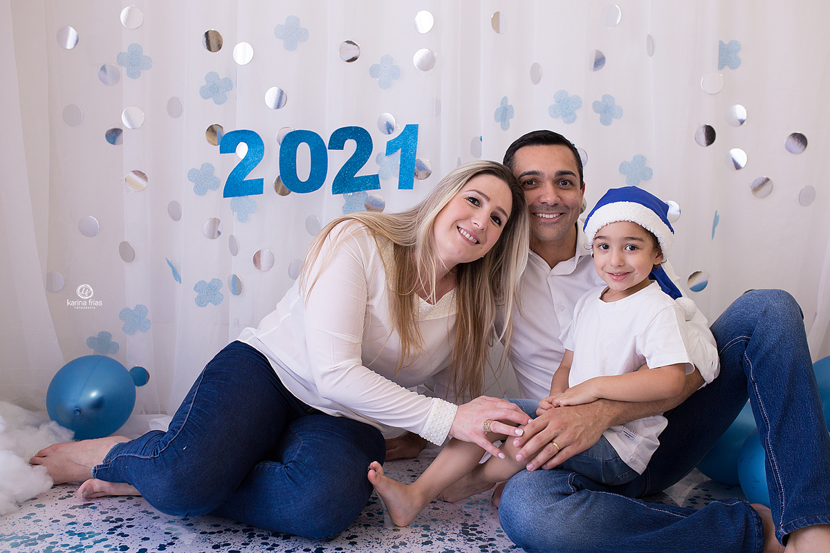 a familia posa no cenario de ano novo 