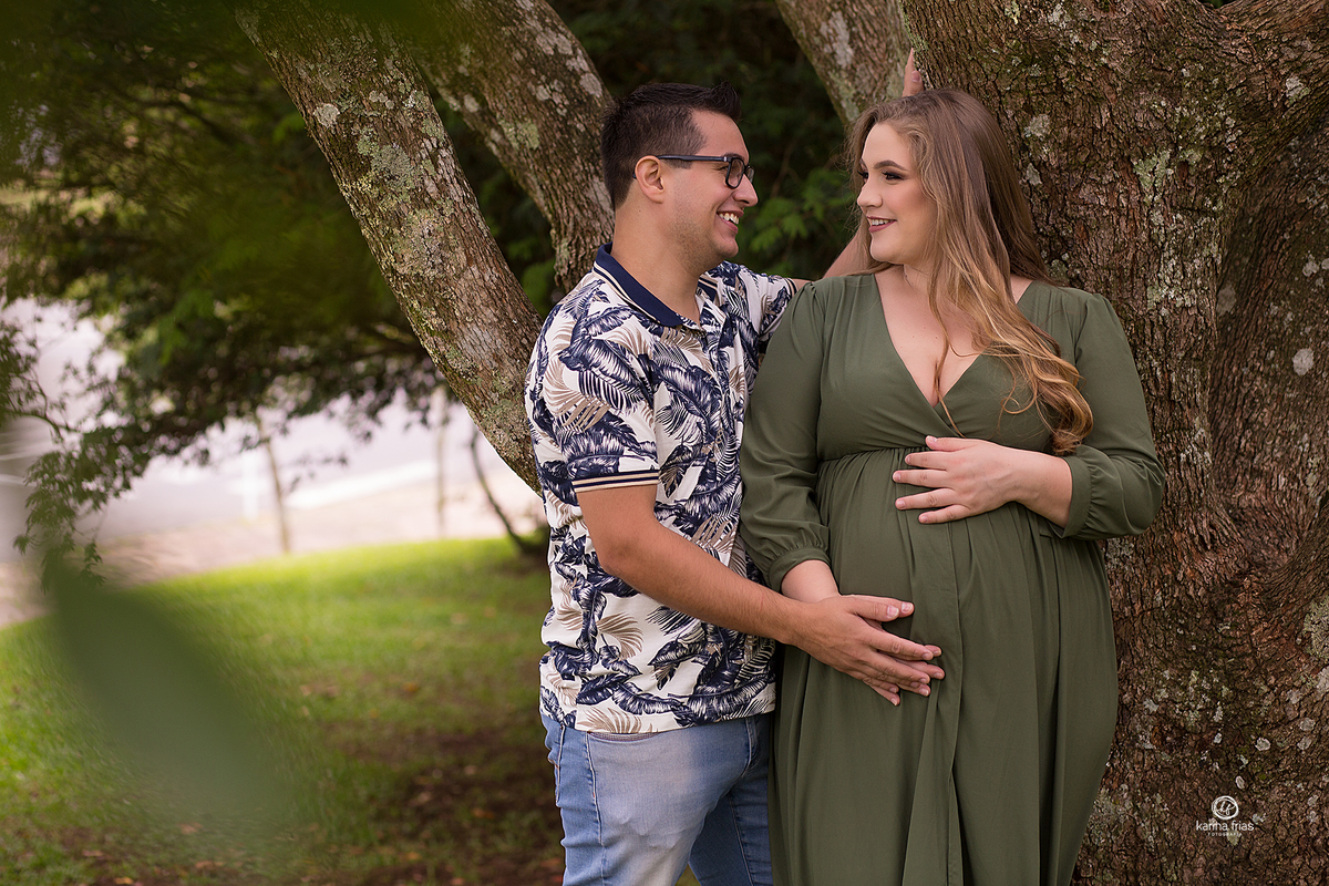 na sessão de gestante externa, os pais se olham