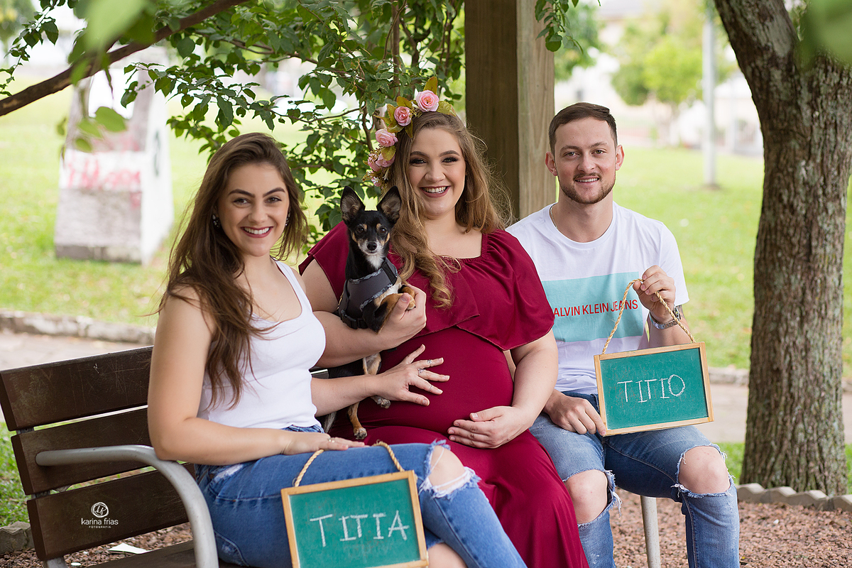 no ensaio de gestante levamos plaquinhas como acessorios