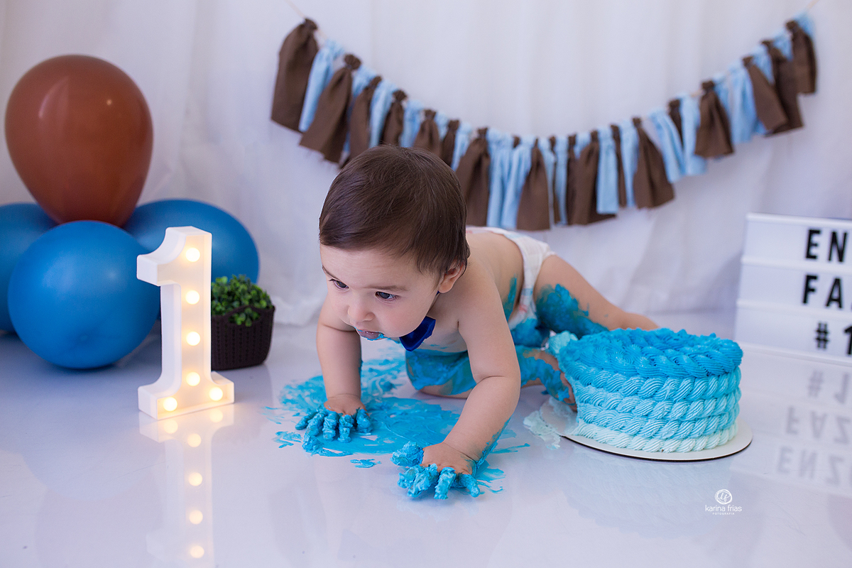 o menino escorrega na lambuzeira com o bolo