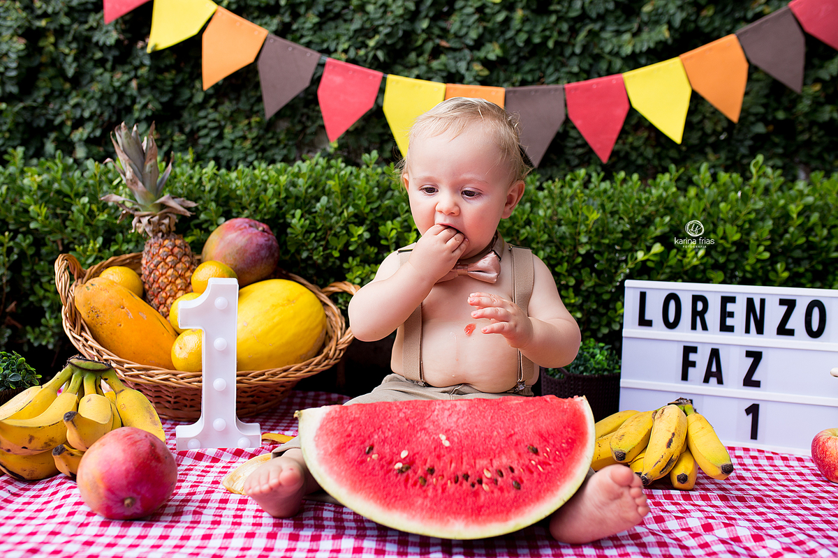 o menino se lambuza com as frutas