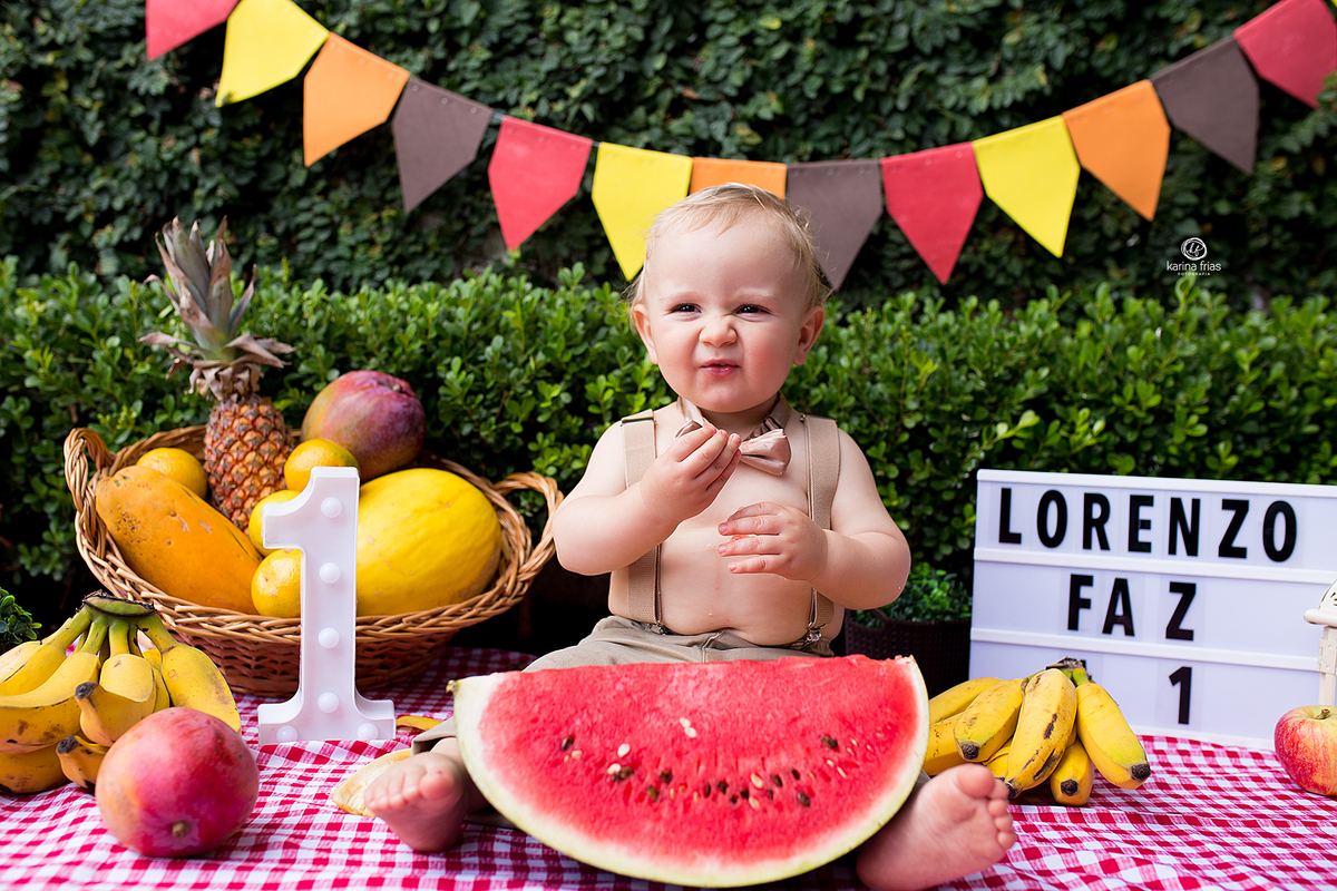 no ensaio smash o bebe come a melancia