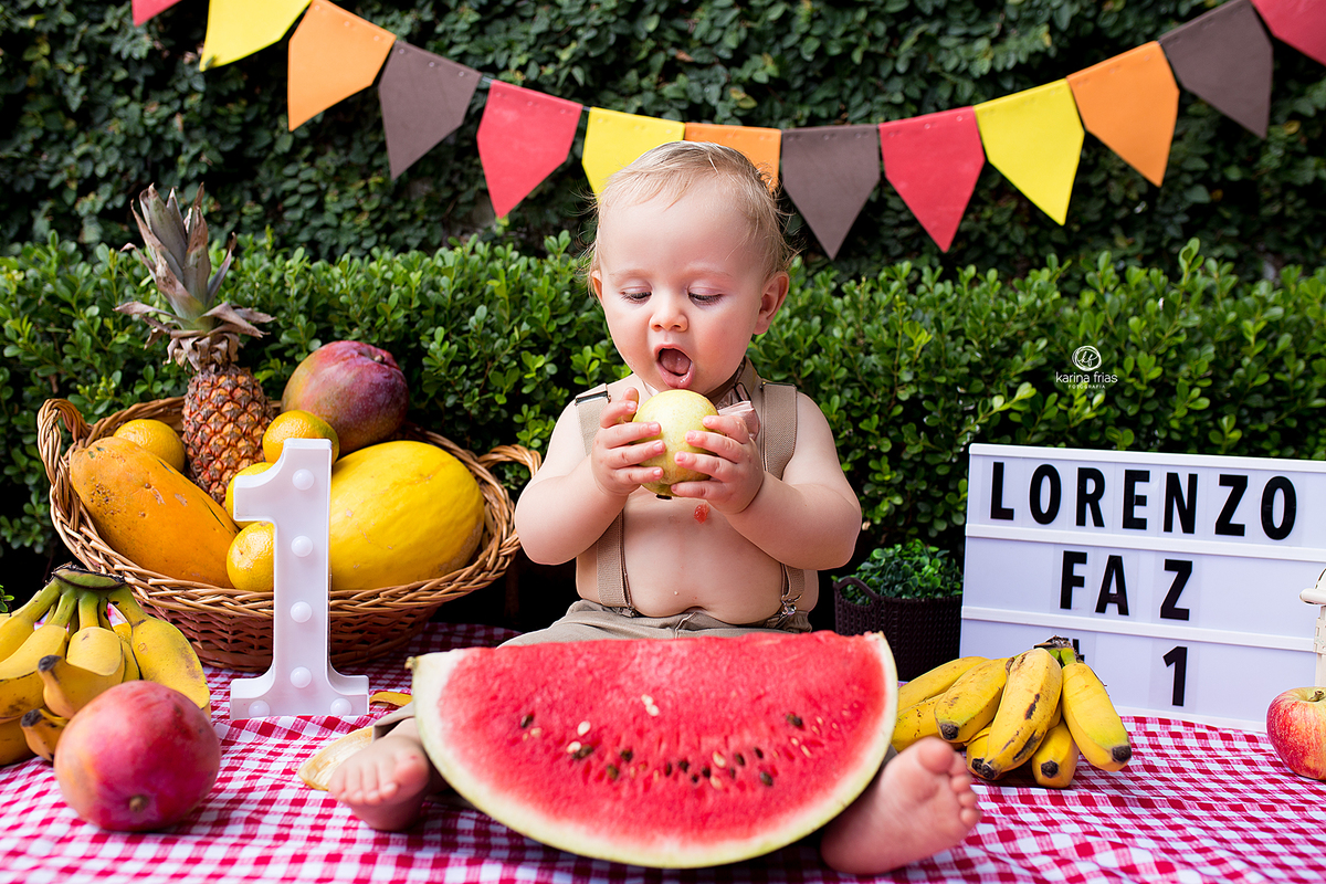 o menino se prepara para morder a fruta 