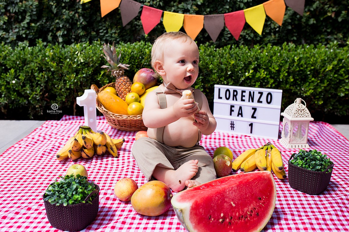 o menino come as frutas no ensaio externo