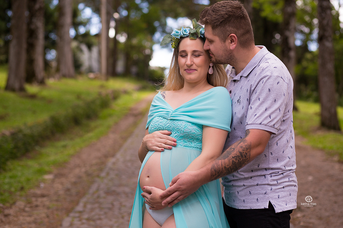 o casal troca carinho durante ensaio de gestante