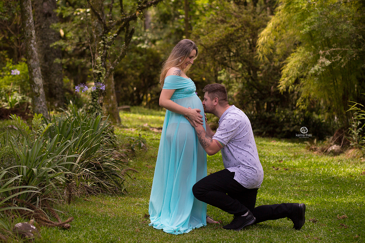 no ensaio de gestante o pai beija a barriga