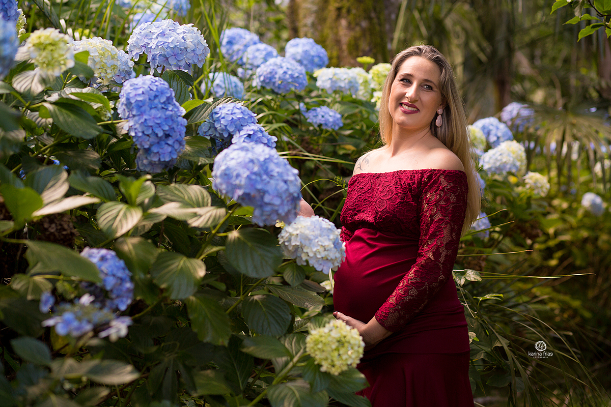 a modelo fica ao meio das flores no ensaio