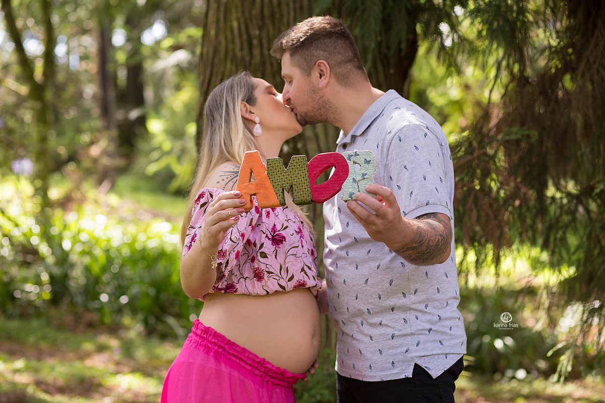 os pais mostram o letreiro amor para as fotos externas