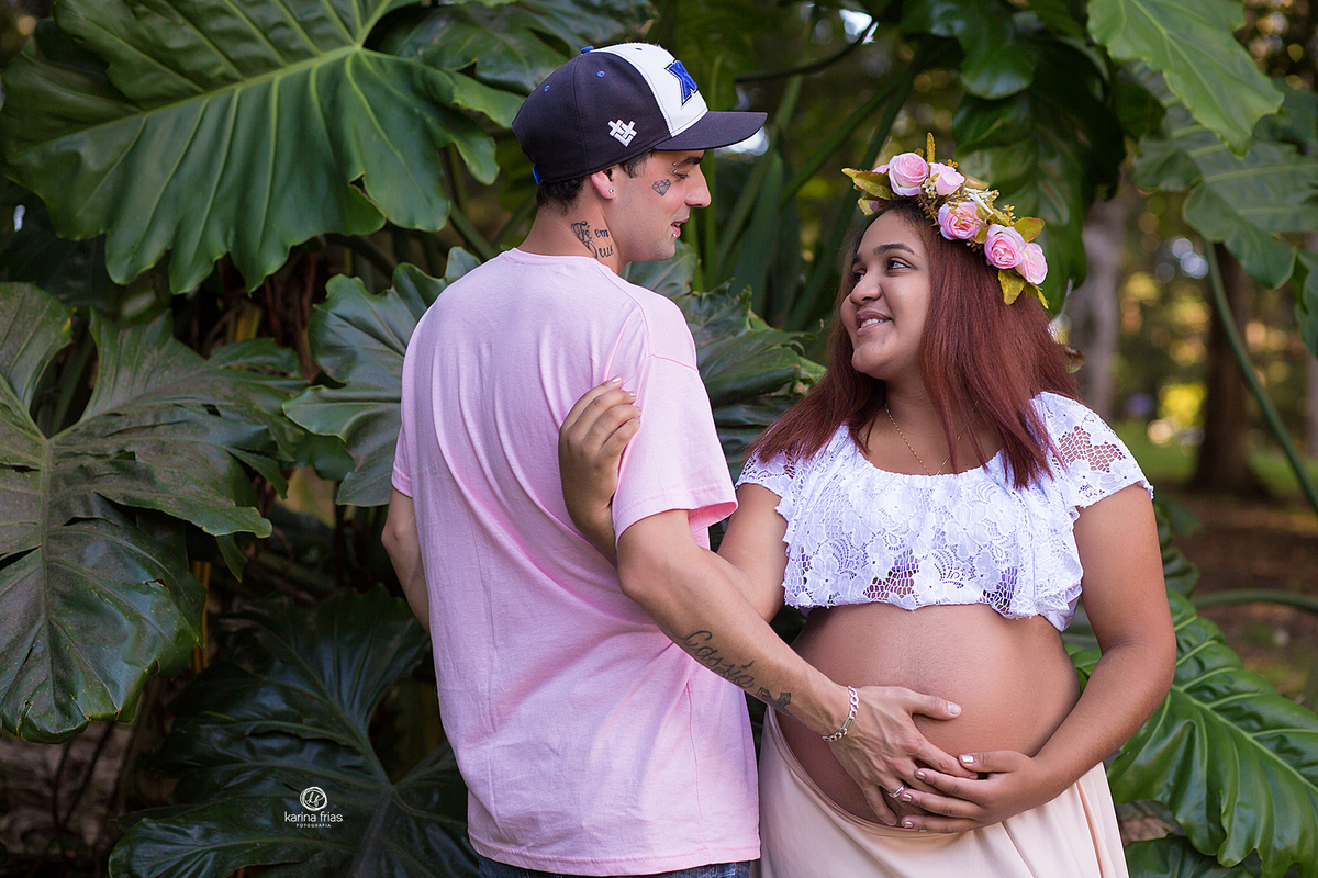 a gestante olha para o pai na sessão de fotos