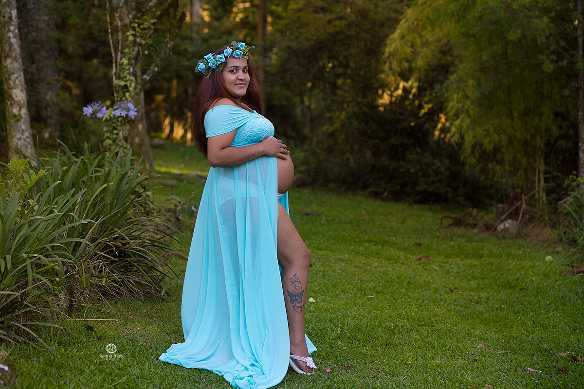 a gestante olha para a fotografa de caxias do sul, karina frias