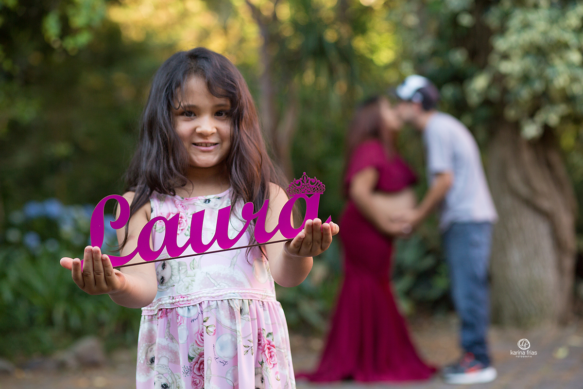 os pais ficam desfocados ao fundo no ensaio externo