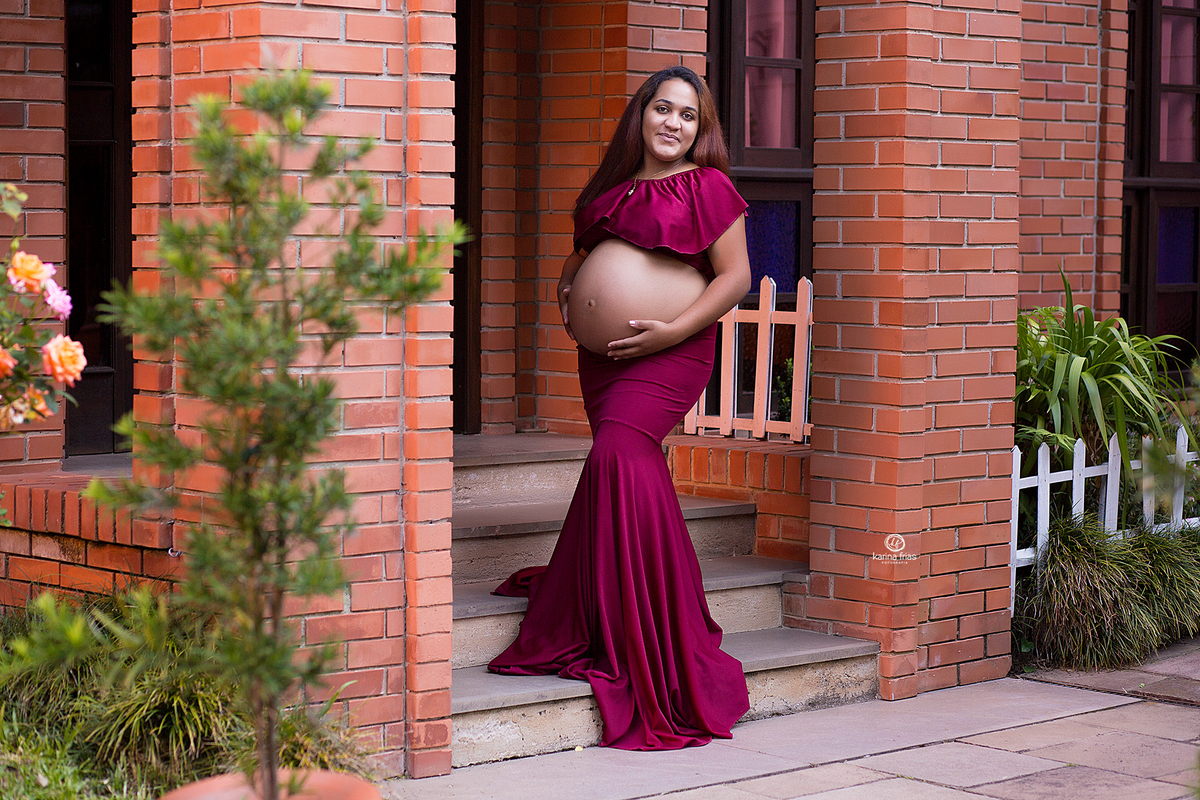 a modelo posa no ensaio de gestante