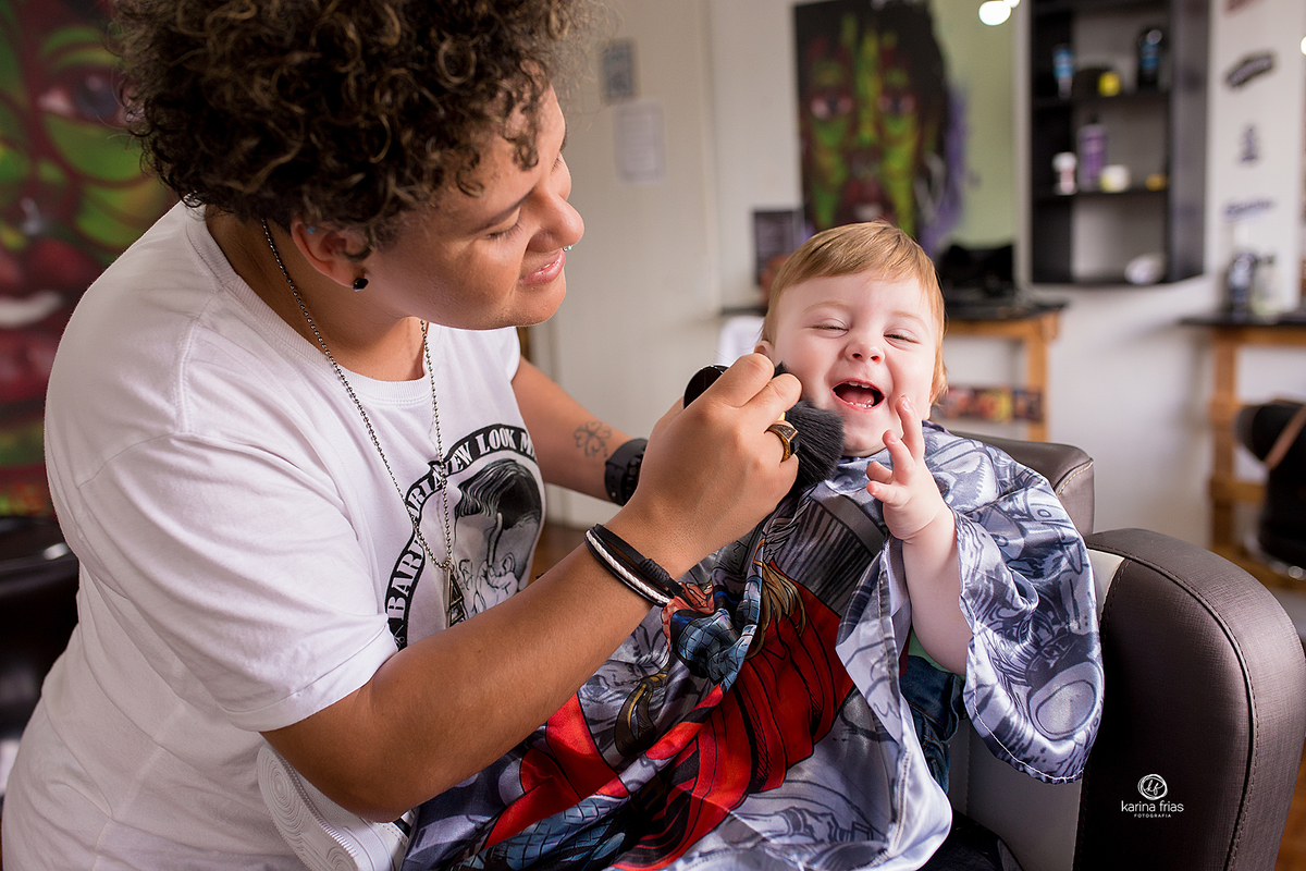 o menino sorri durante sessão de fotos