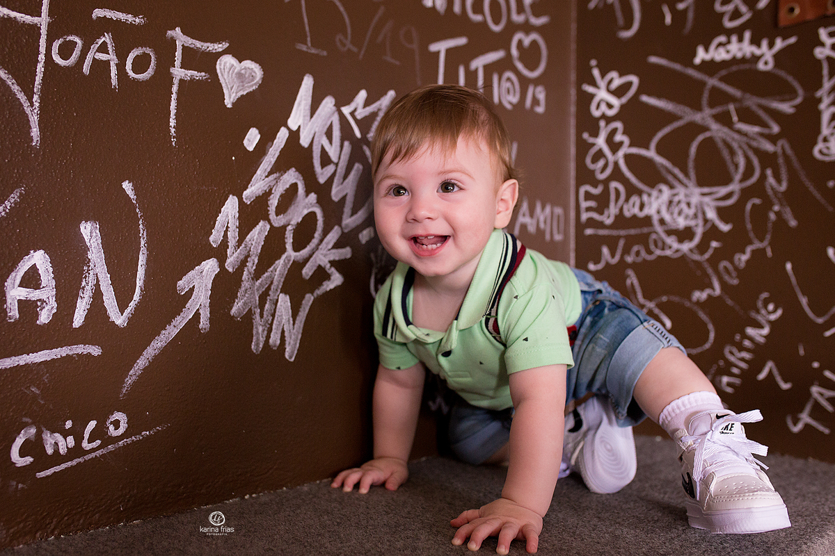 o menino sorri para a fotografa de familia de caxias do sul, karina frias