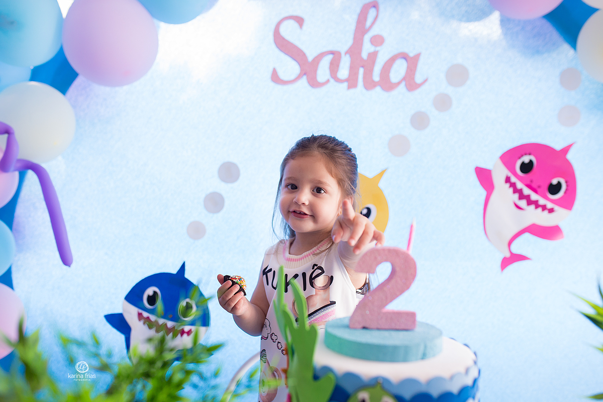 no aniver a menina aponta para a fotografa de caxias do sul, karina frias