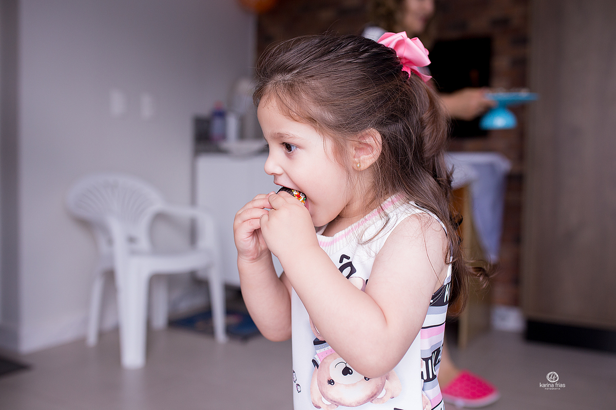 no aniversario a menina come doce