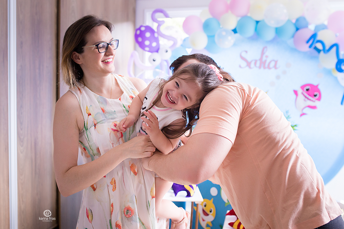 a criança sorri na festa infantil