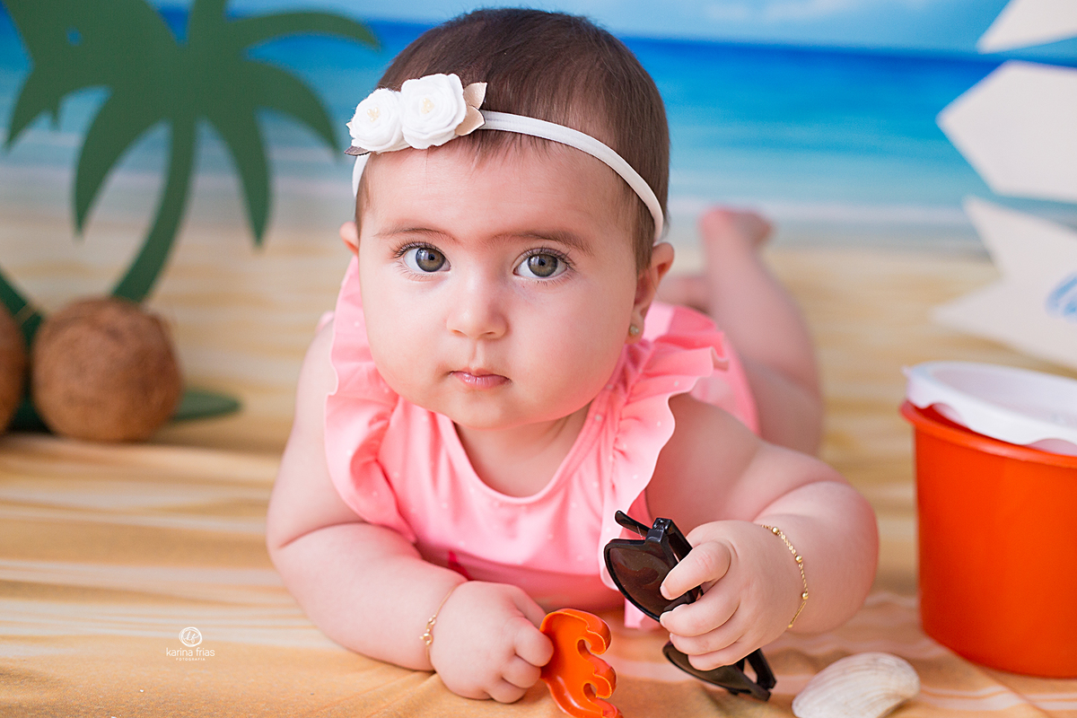 a bebe esta deitada para as fotos de acompanhamento mensal