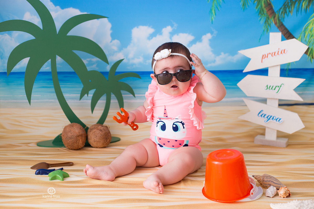 no ensaio infantil a bebe usa oculos de sol