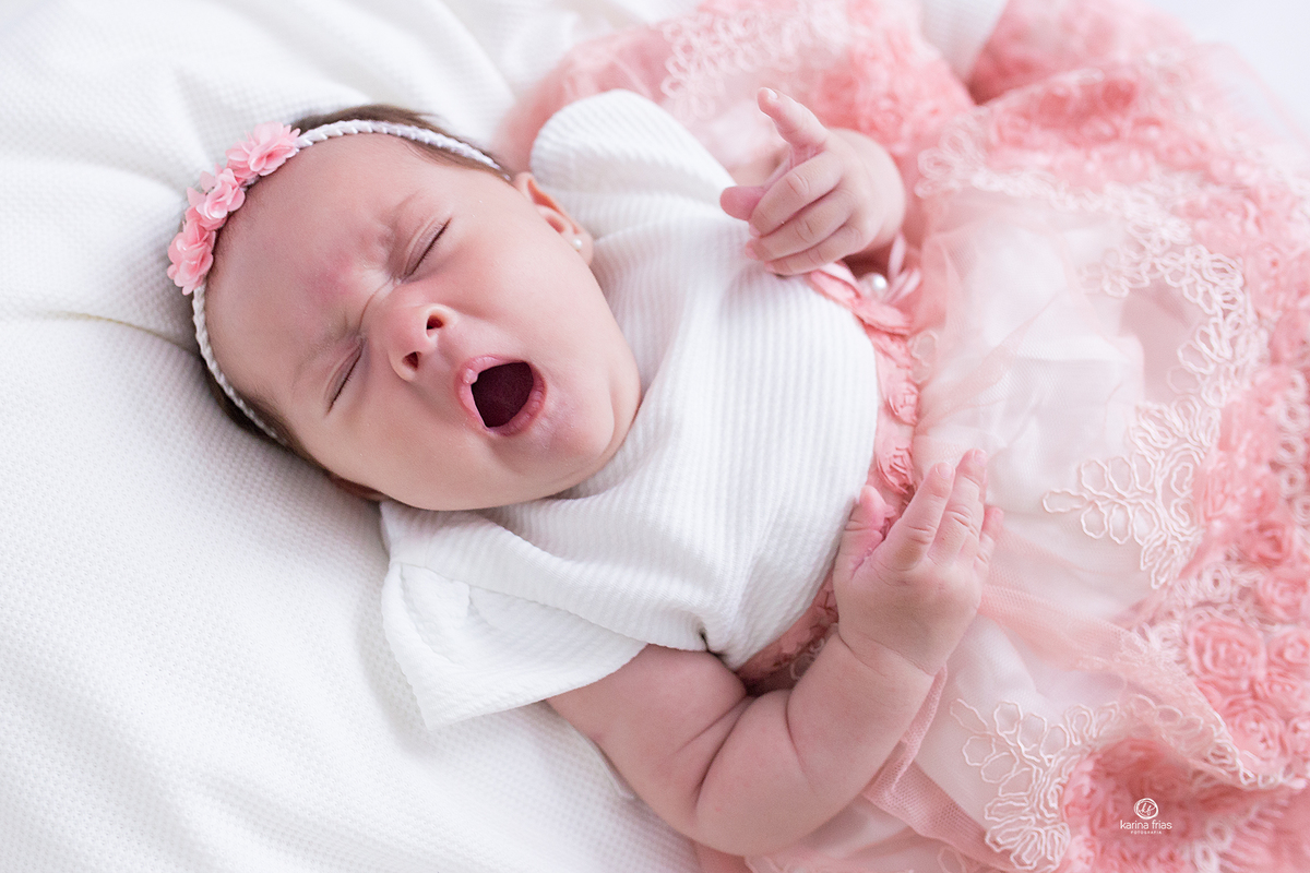 no acompanhamento mensal a bebe boceja