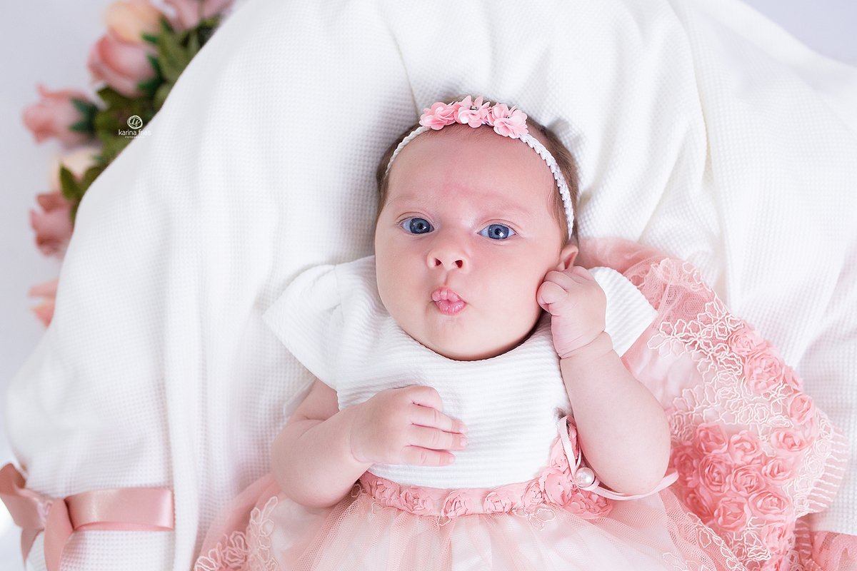 a menina faz posa para a fotografa de bebes de caxias do sul-rs