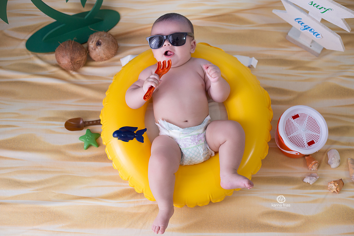 no acompanhamento mensal o bebe esta de oculos de sol