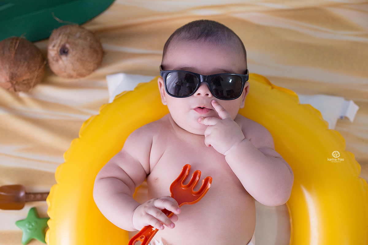 o menino faz pose no ensaio de verão
