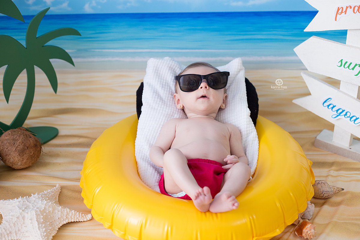 no ensaio infantil a menina usa oculos de sol