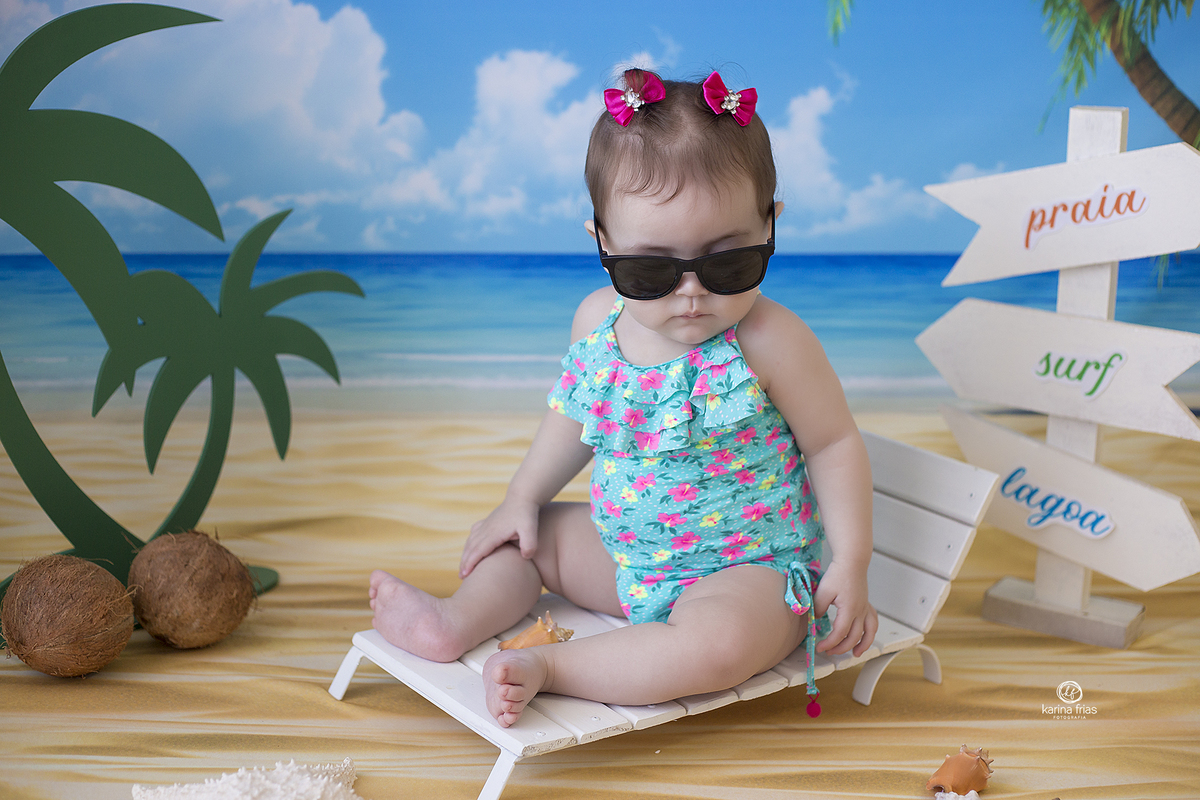 a menina posa no cenario de verao