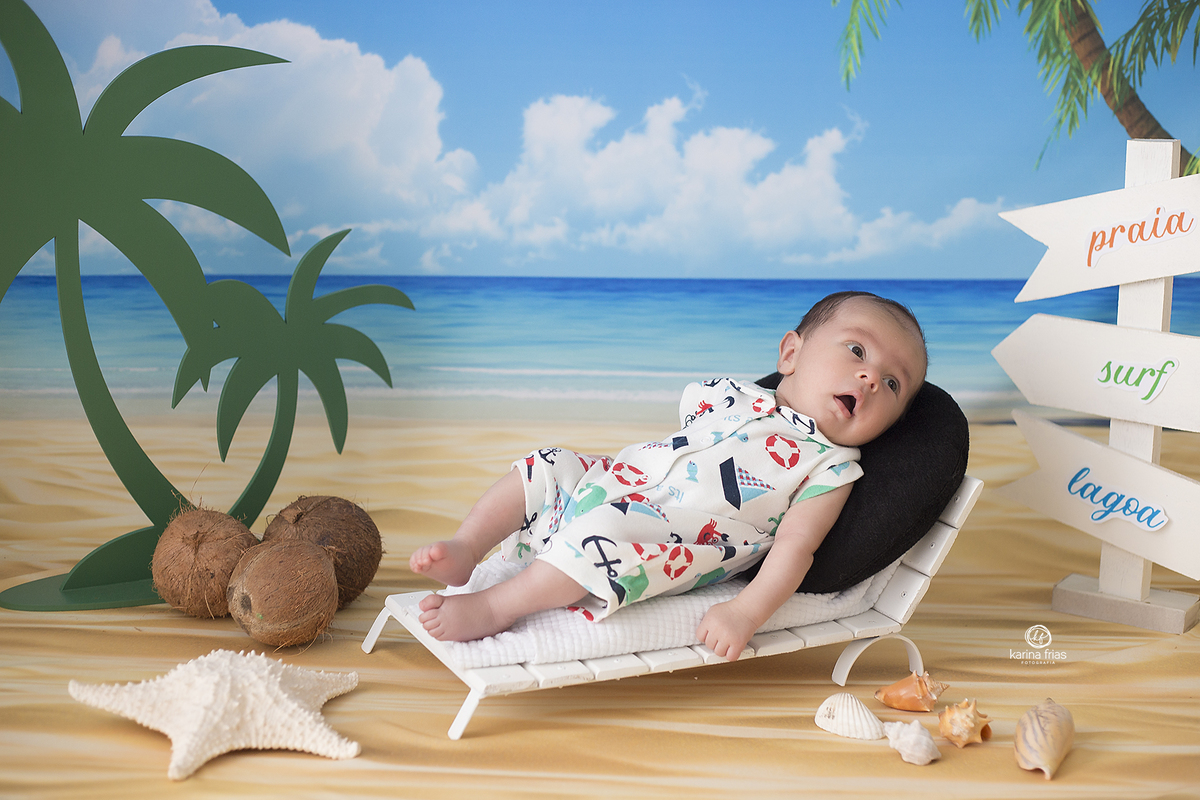 o menino esta deitado no cenario de verao