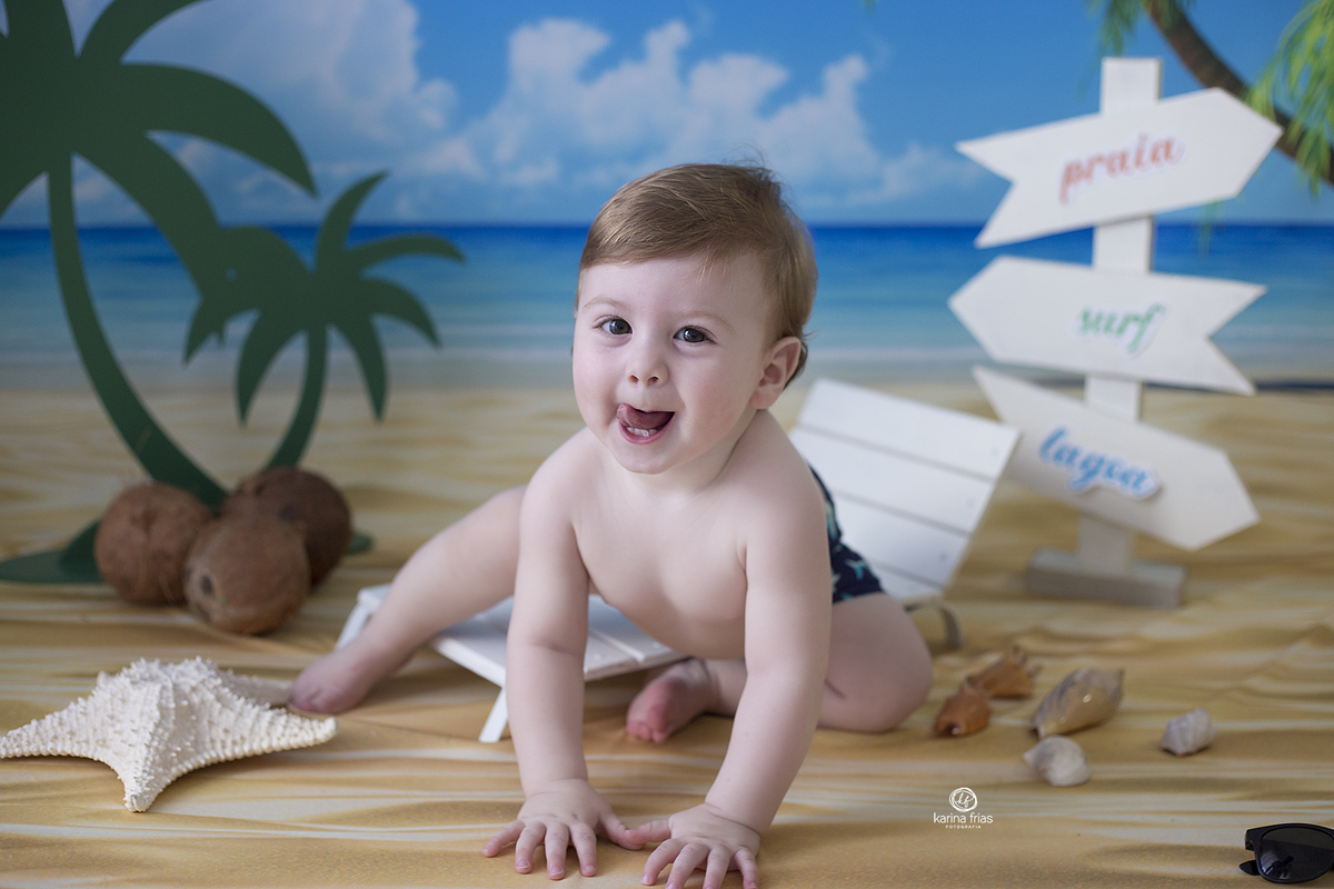 o menino sorri para a fotografa de bebes de caxias do sul, karina frias