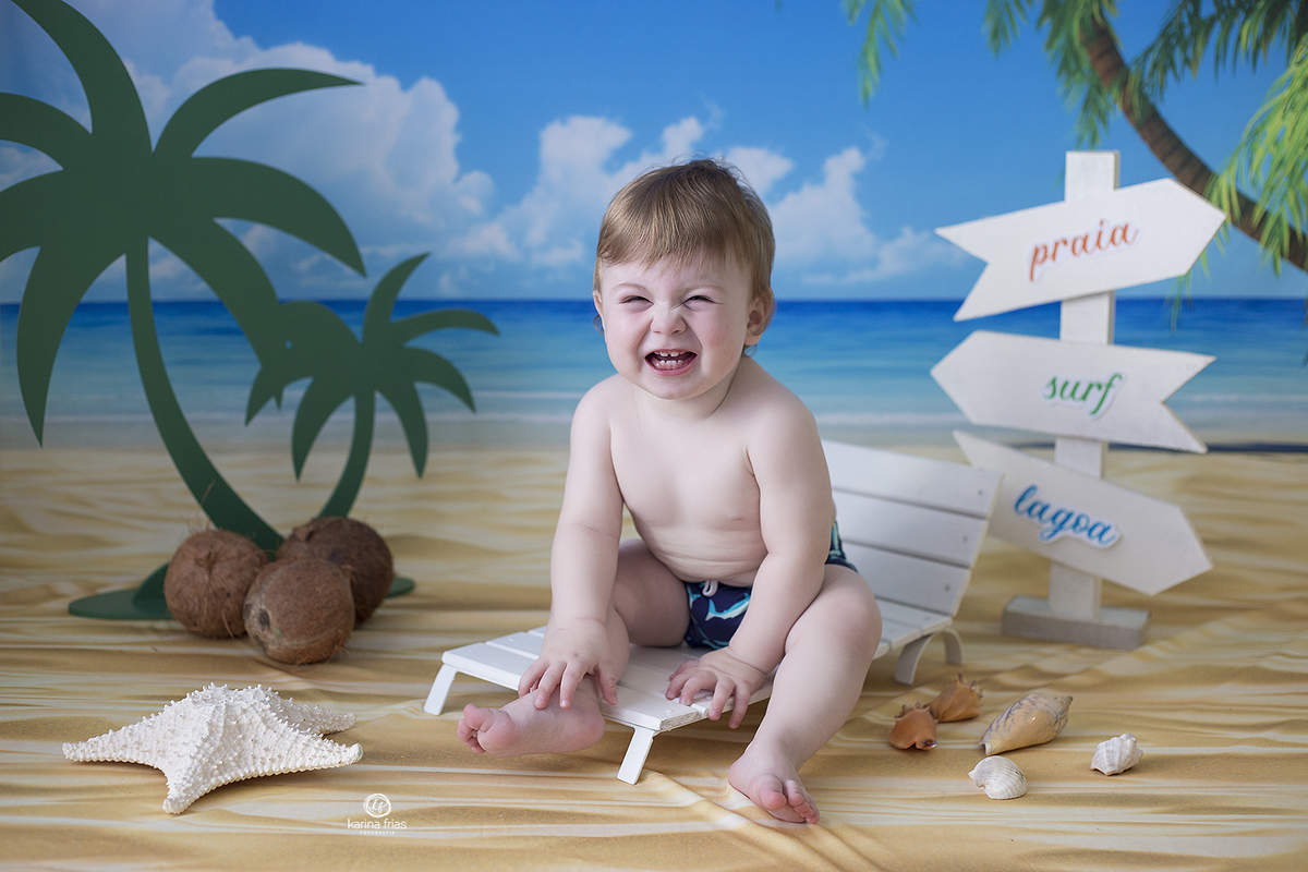 no ensaio infantil a criança dá risada