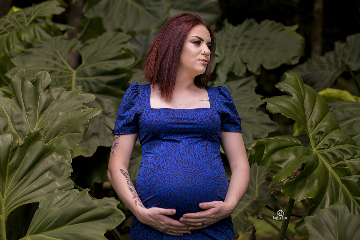 a mulher posa no ensaio de gestante externo