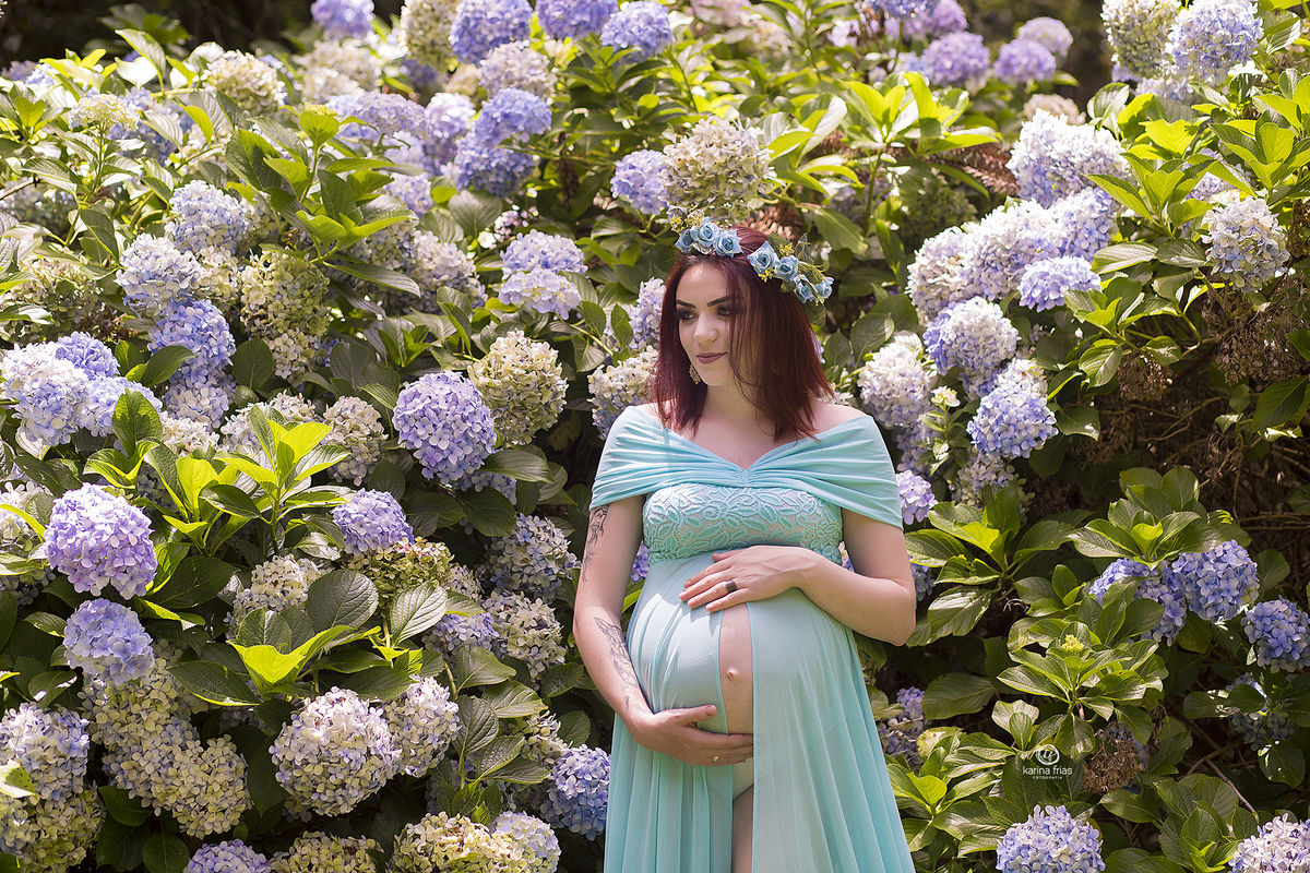 a modelo sorri no ensaio de gestante externo