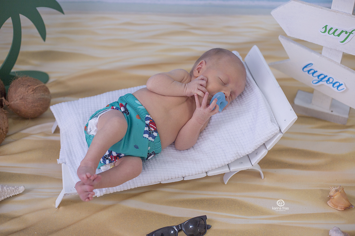 o bebe esta deitado no nosso cenario de praia