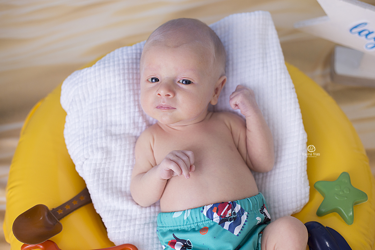 o menino posa no seu ensaio de um mês