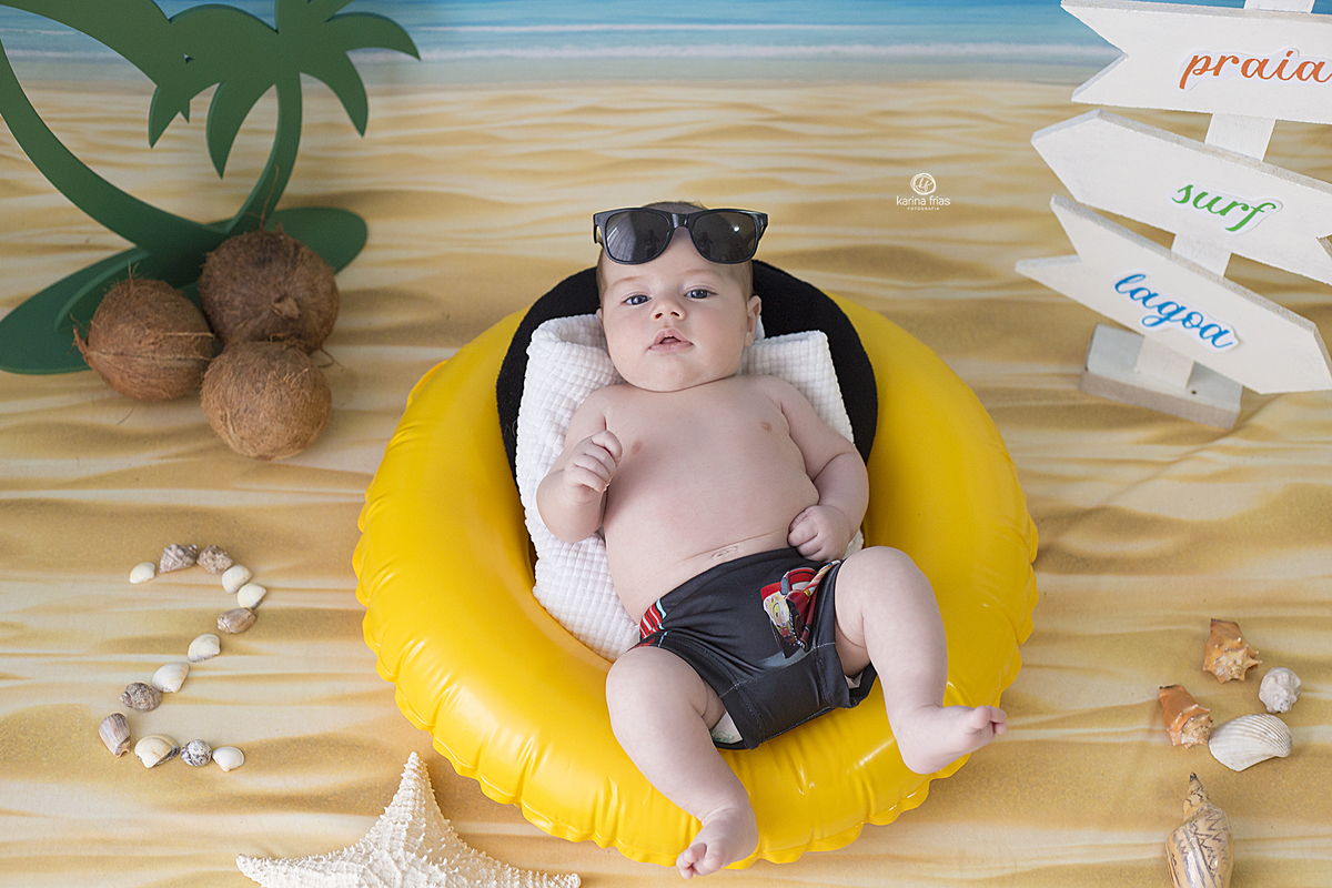 o menino olha pra a fotografa de familia de caxias do sul, karina frias