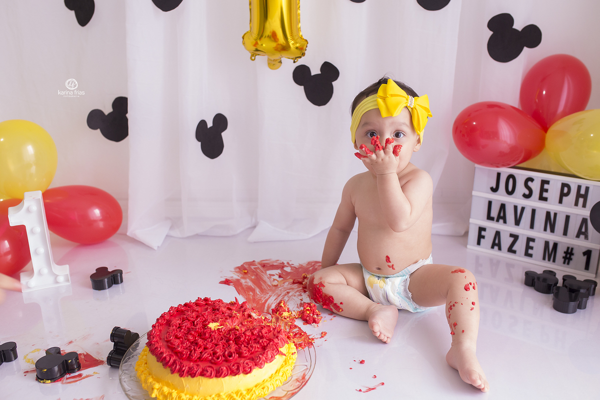  a menina come o bolo no ensaio smash