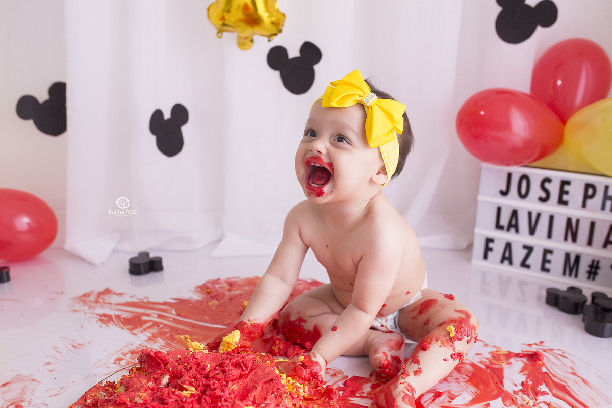 no ensaio com bolo a menina faz sujeira