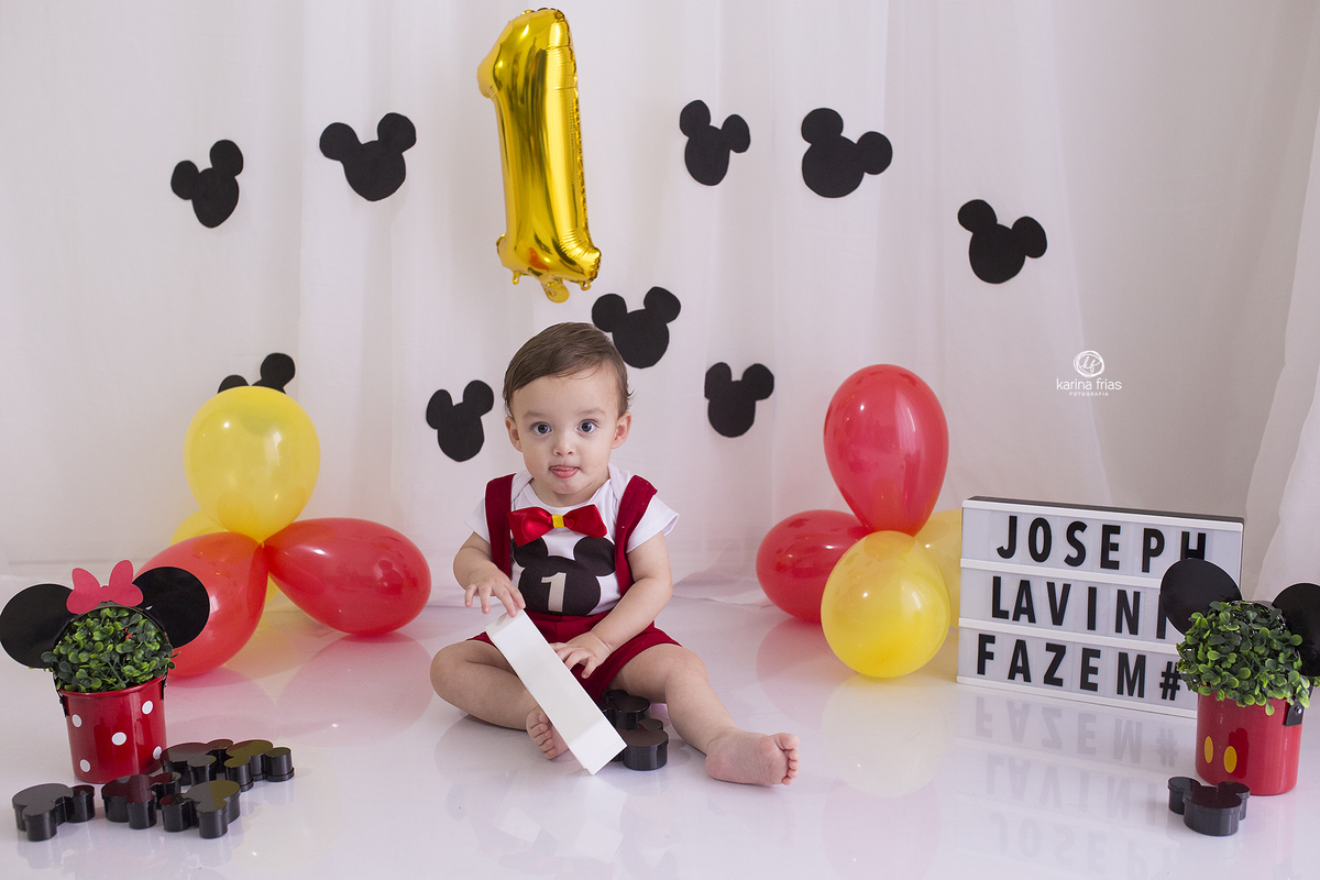 o menino segura o letreiro durante ensaio