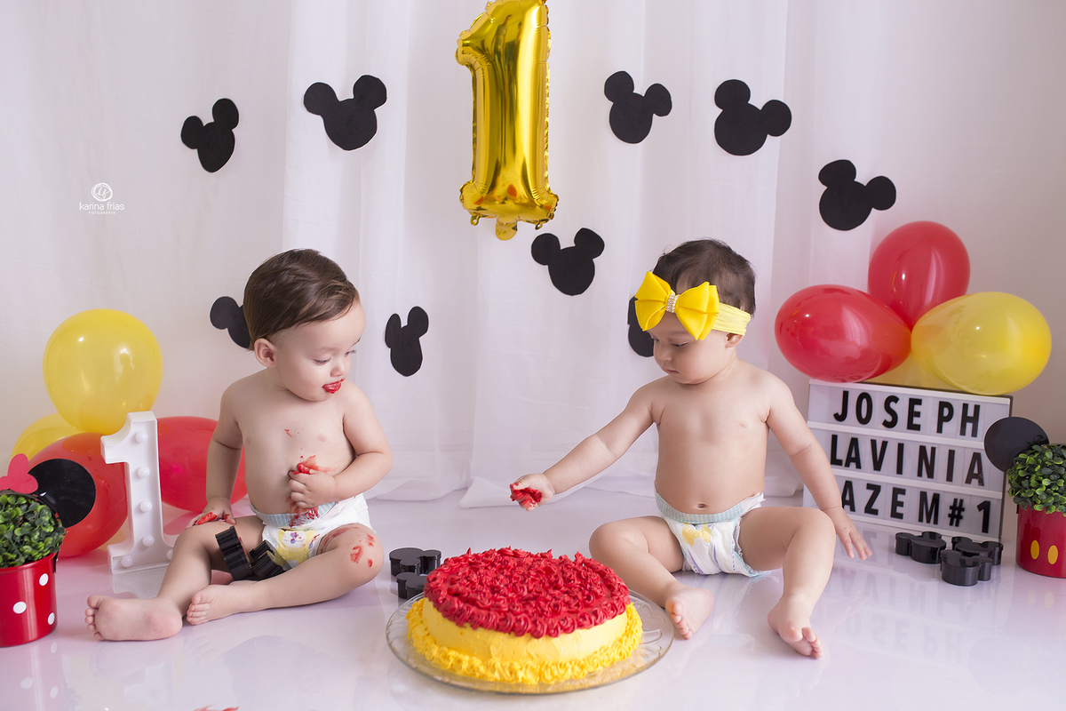 as crianças brincam com o bolo durante a sessão de fotos