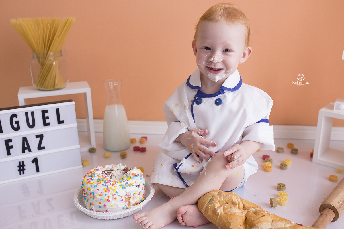 o menino sorri para a fotografa de crianças de caxias do sul, karina frias