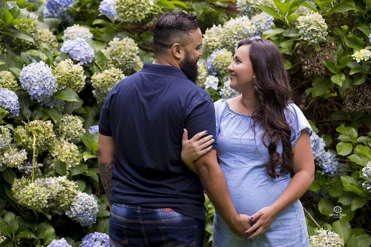 os pais se olham durante ensaio de gestante