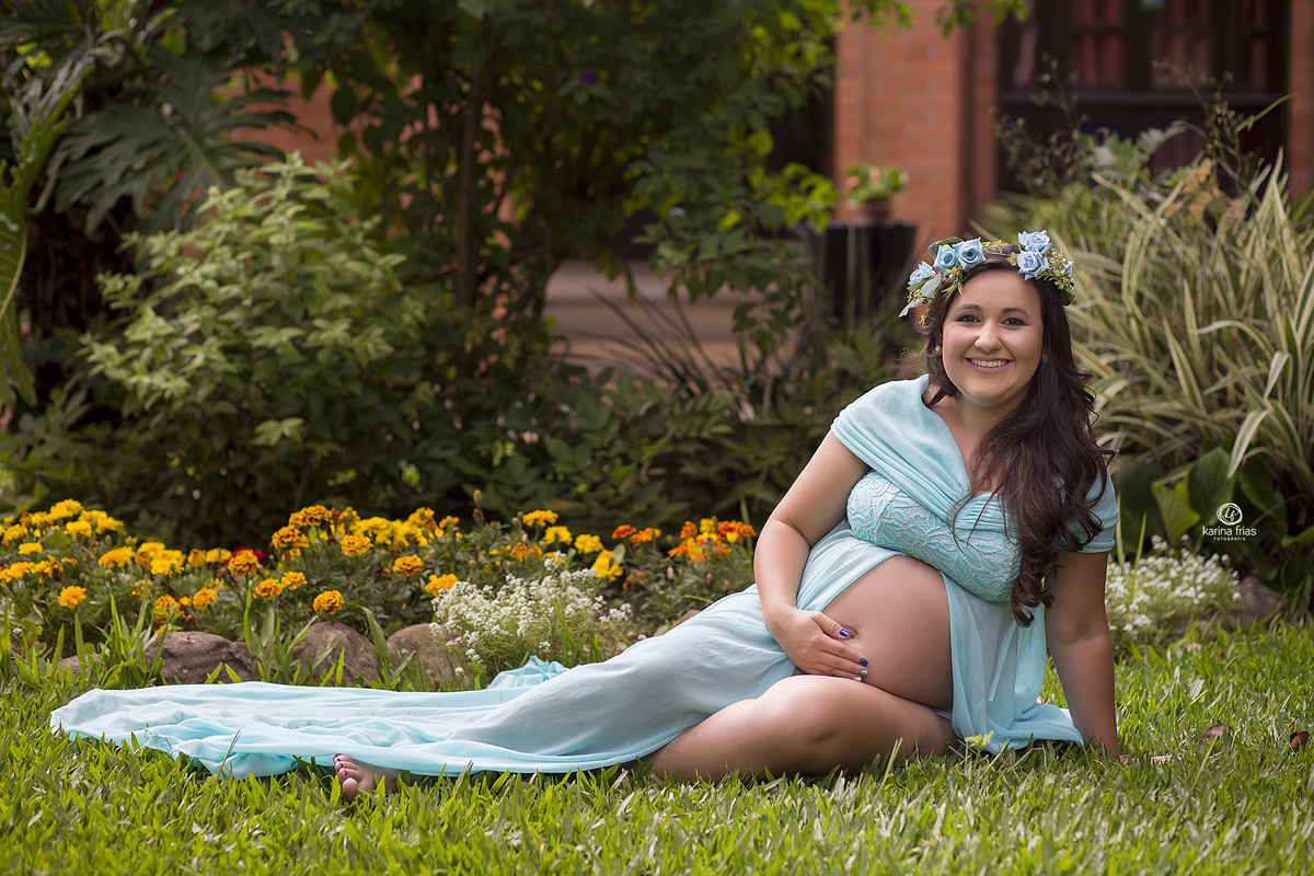 a modelo sorri para a fotografa de gestante de caxias do sul