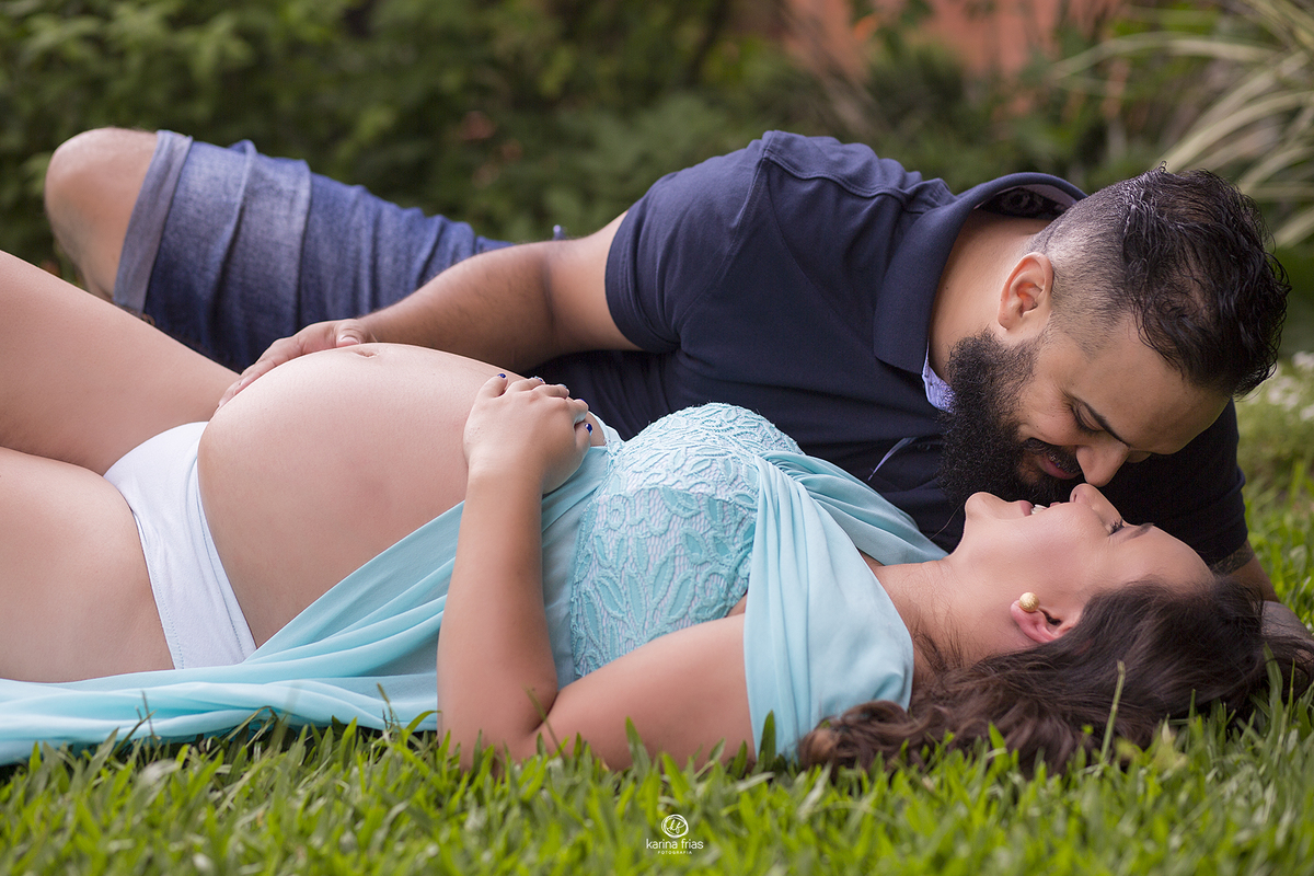 os pais brincam no ensaio externo