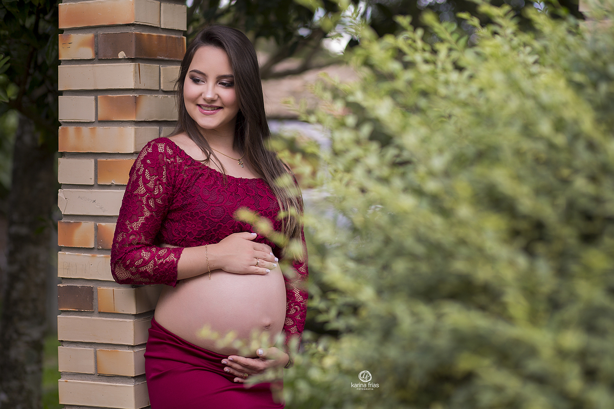 a mulher olha para o lado no ensaio externo
