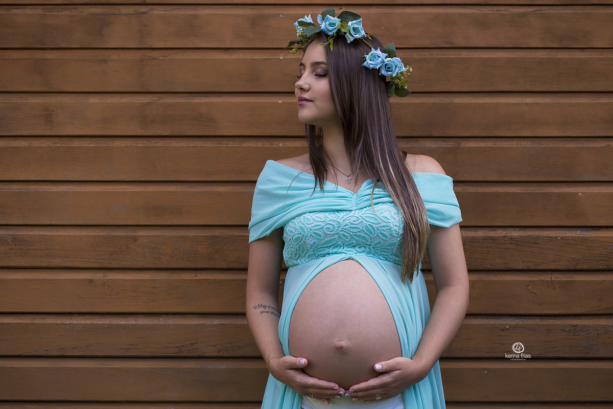 no ensaio externo a modelo olha para o lado